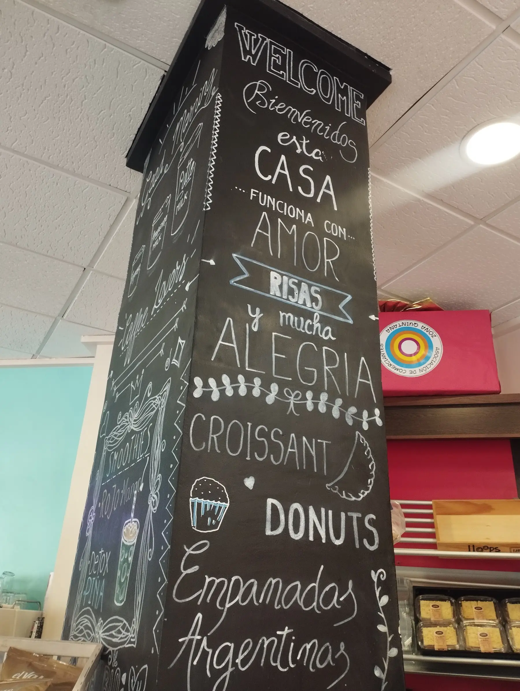 La columna de pizarra: «Bienvenidos, esta casa funciona con amor, risas y mucha alegría»