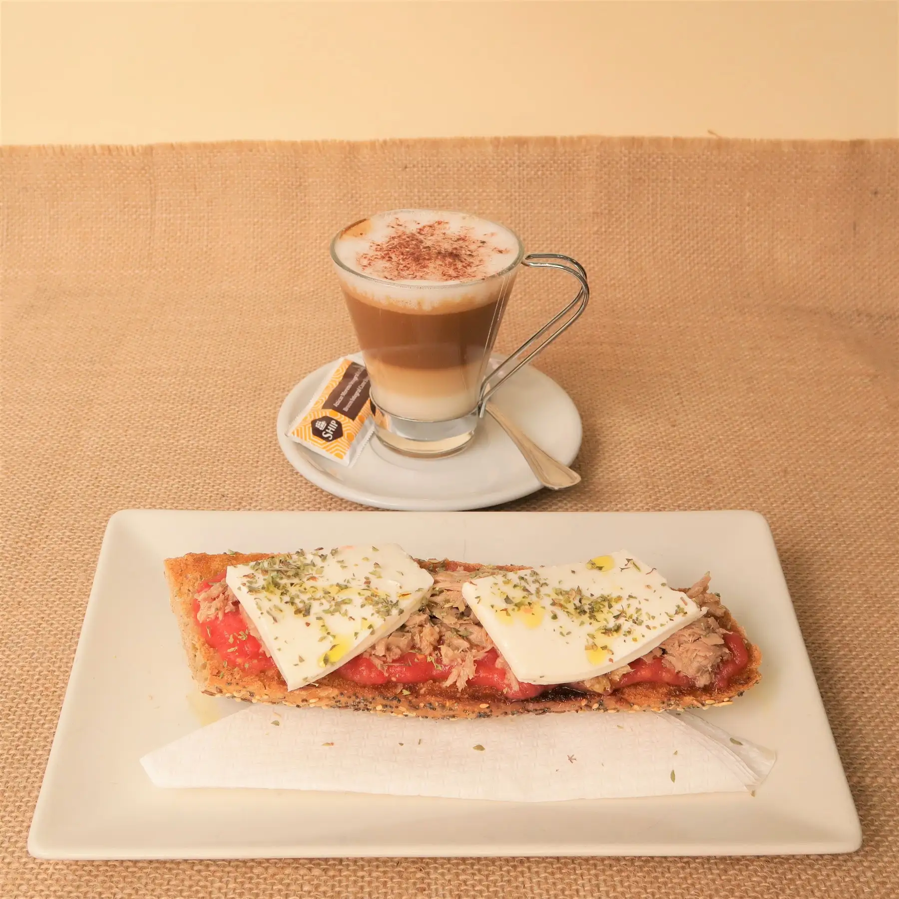 Tostada con tomate y un cortado