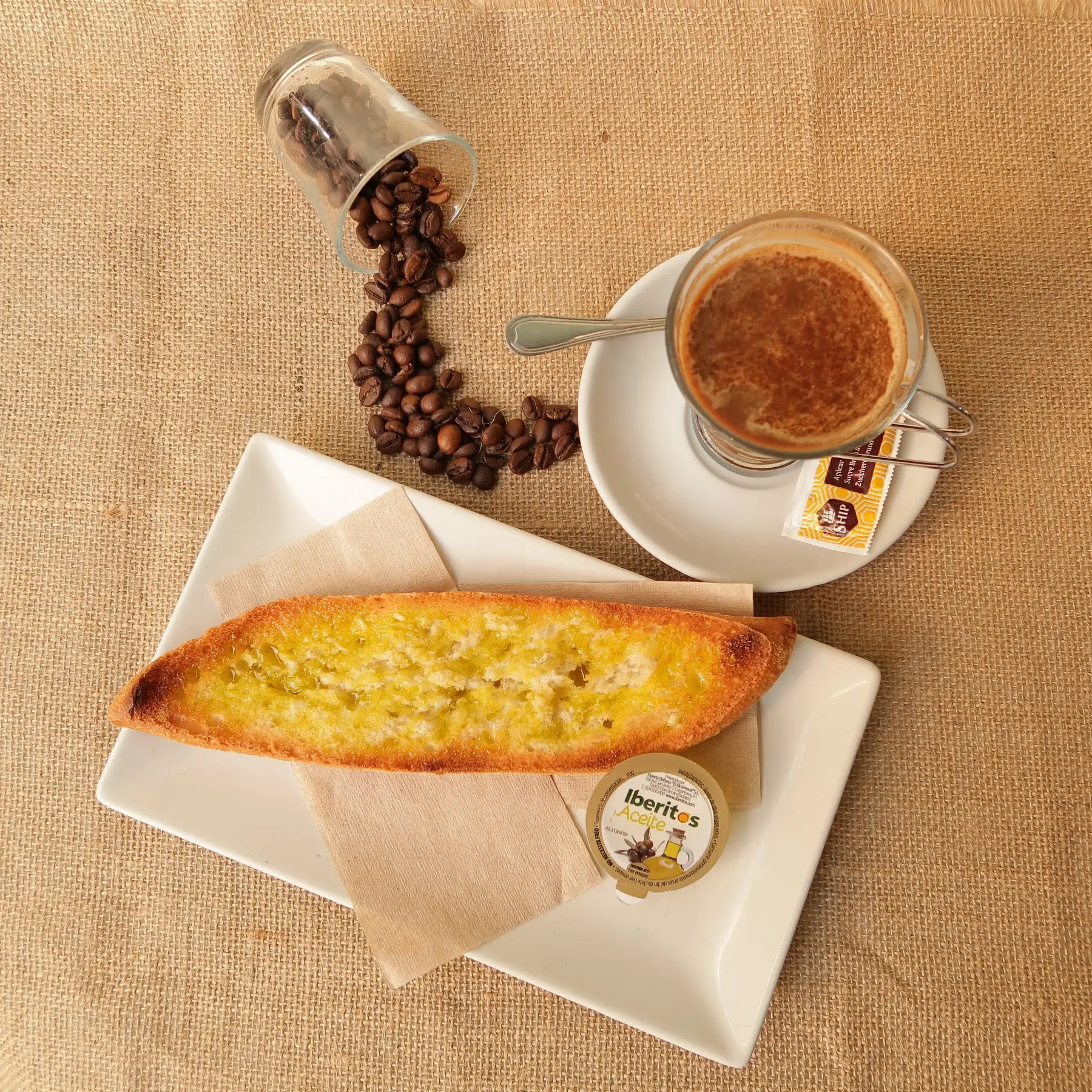 Café con leche y una tostada