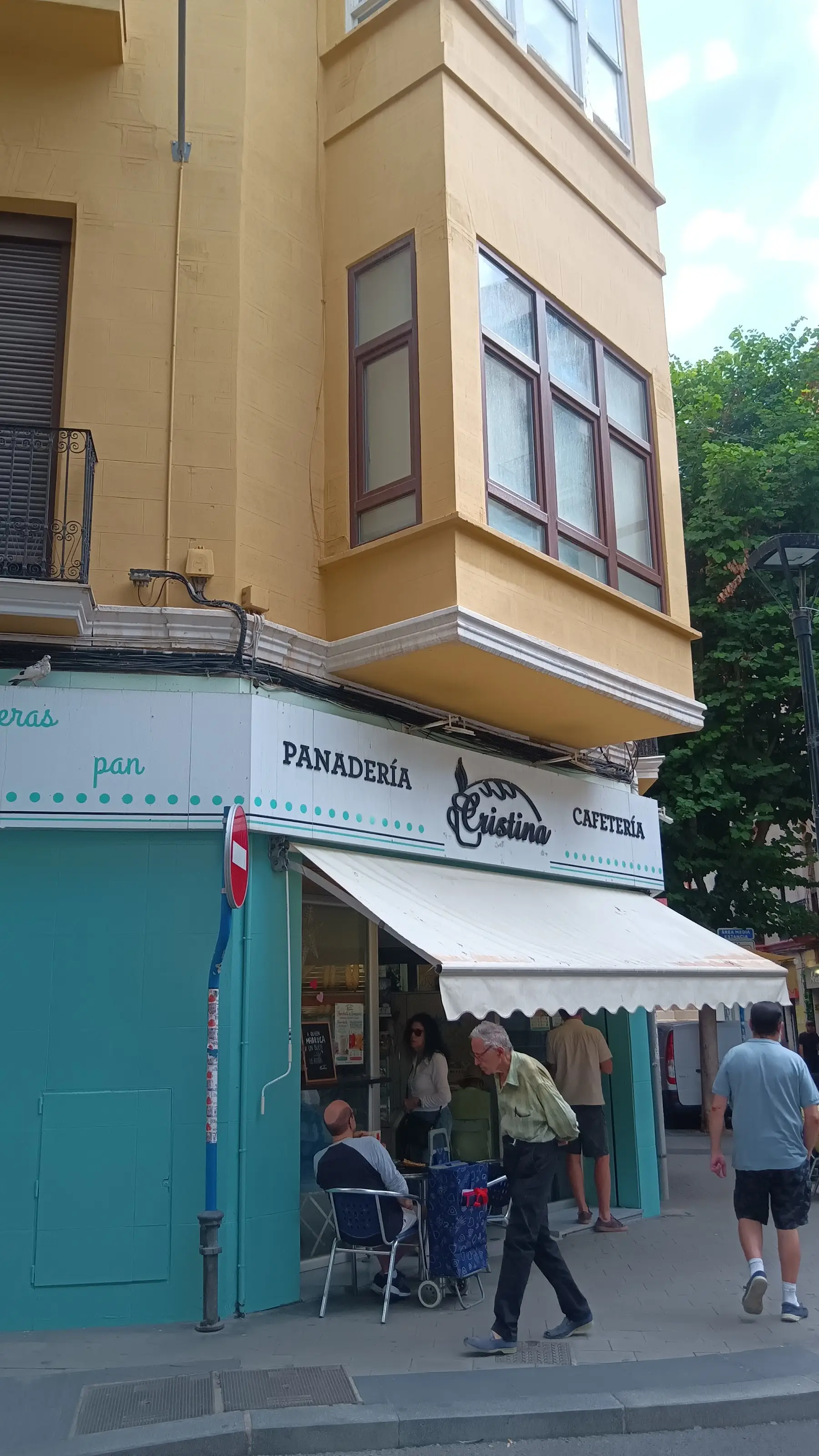 La esquina de la Panadería Cristina: el rótulo blanco, el toldo y la pared turquesa